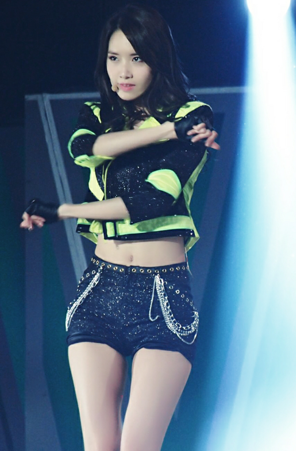 林允儿的腰细得让每个女人看了都惭愧,她真的是绝世小腰精