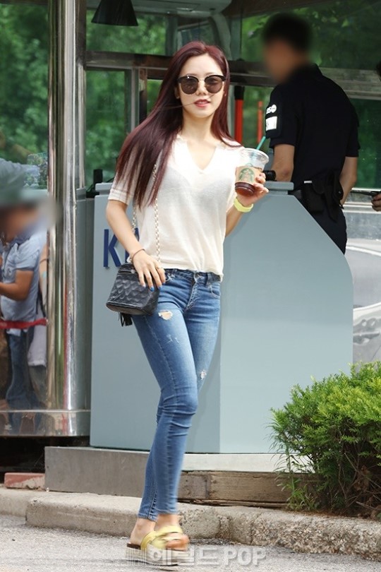 图为,apink组合郑恩地正在前往kbs新馆演播大厅的上班路上.