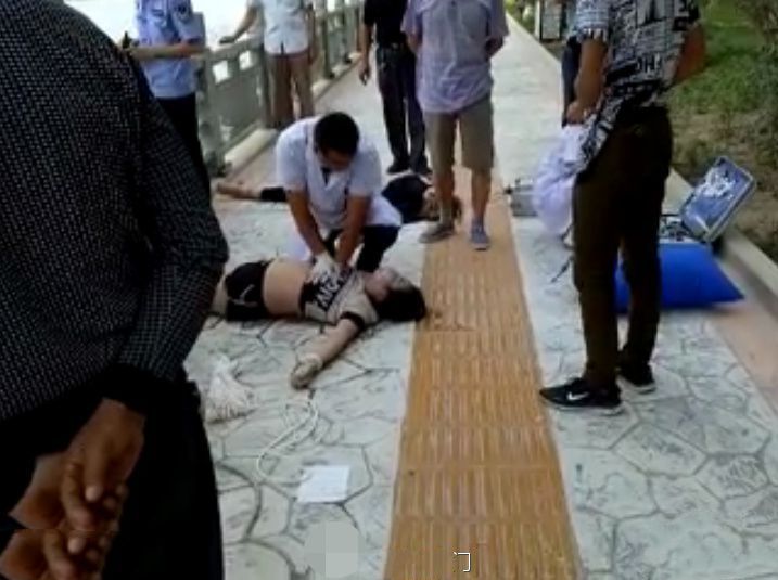 男子给溺水女子做人工呼吸,男子忍着坚持,最终女子活过来了