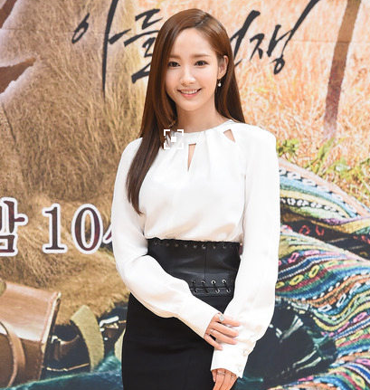 朴敏英身着白色上衣,造型干净利落,完美演绎"职场俏佳人"!