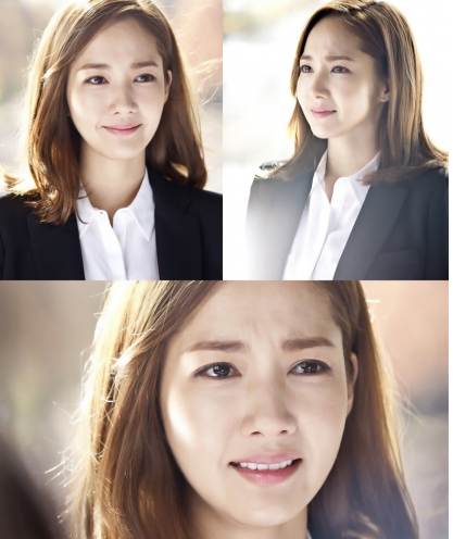 朴敏英身着白色上衣,造型干净利落,完美演绎"职场俏佳人"!