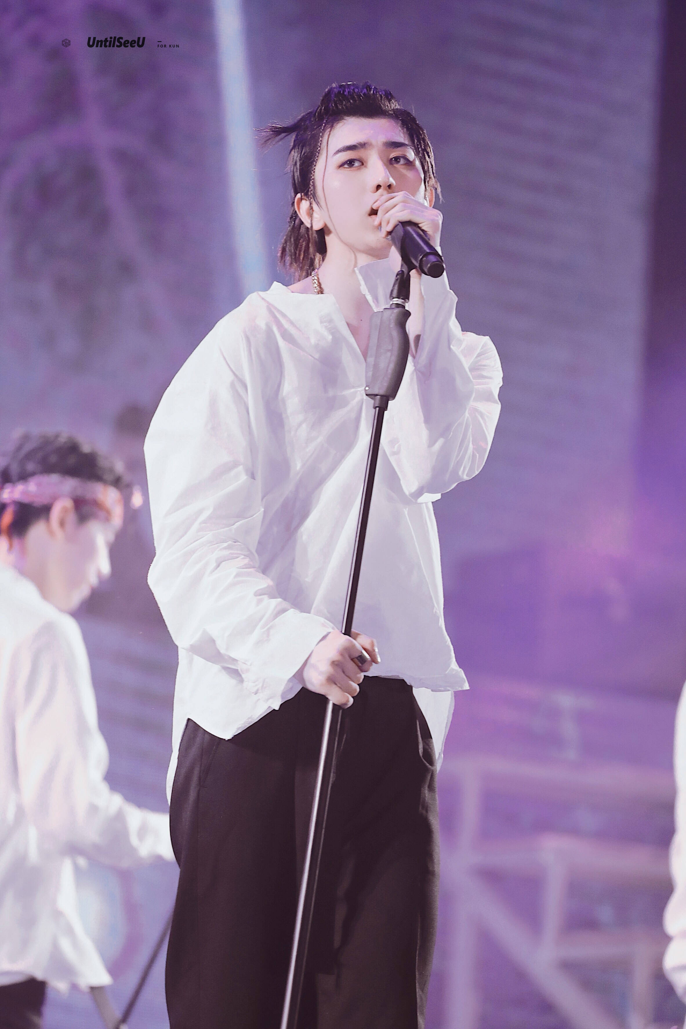 蔡徐坤首登费加罗封面,百变造型超级帅