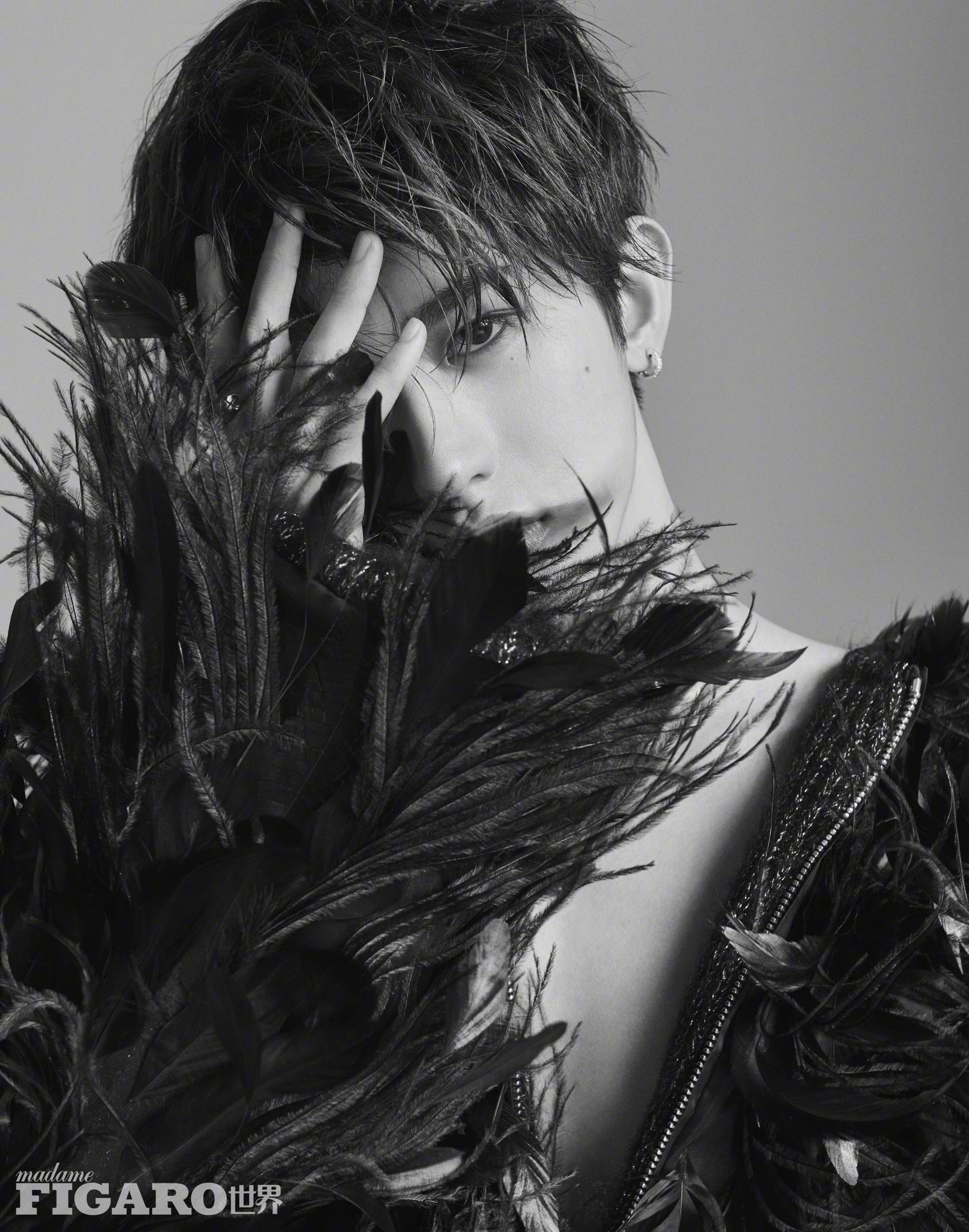 蔡徐坤首登费加罗封面,百变造型超级帅