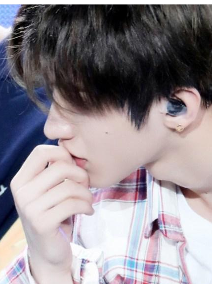 npc成员侧脸:陈立农霸气,蔡徐坤撩人,福西西你的双下巴抢镜啦