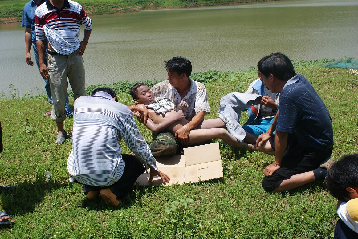 孩子溺水身亡,父母把湖水抽干,揭开了"水鬼"真面目