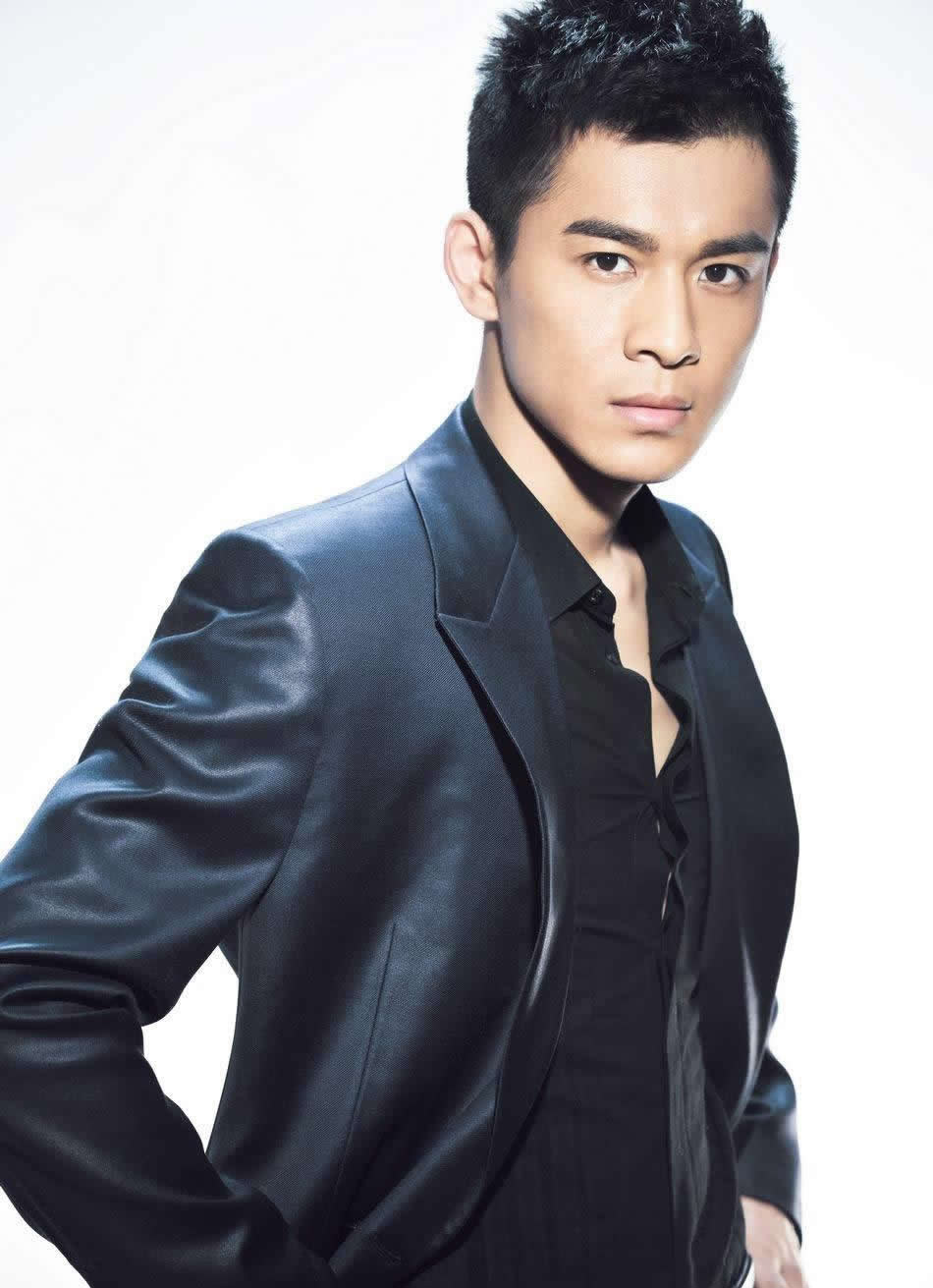 乔振宇,一位行走在时尚浪尖的佼佼者,每一张写真都让人眼前一亮