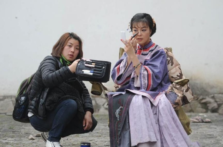 横店女群演模特扎推,个个肤白貌美身材好,薪酬与明星形成大反差