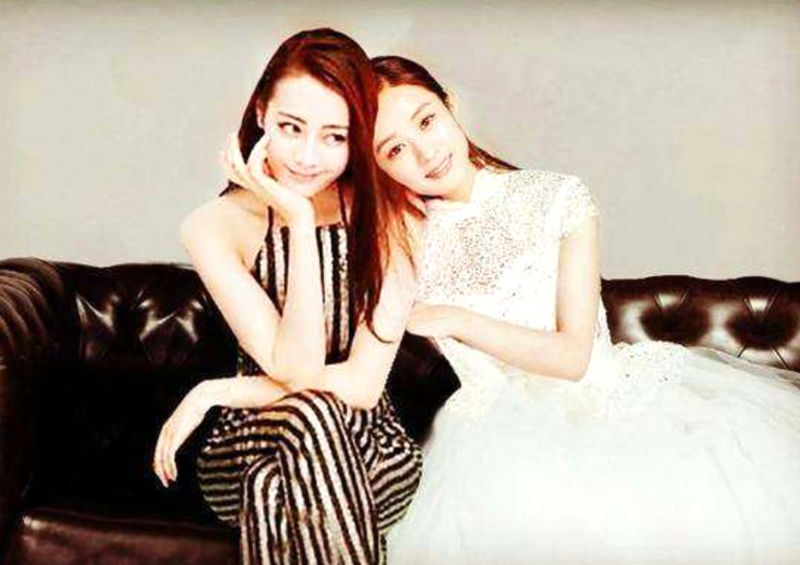 热巴和谁合照都没输过,唯独遇到图4,网友:输在了年龄上!