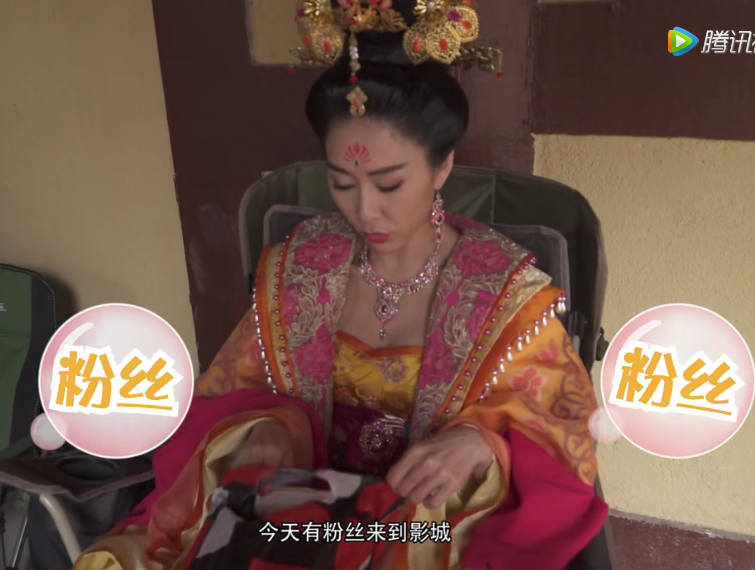 宫心计2花絮:胡定欣收到粉丝礼物,小动作圈粉,网友:火应该的