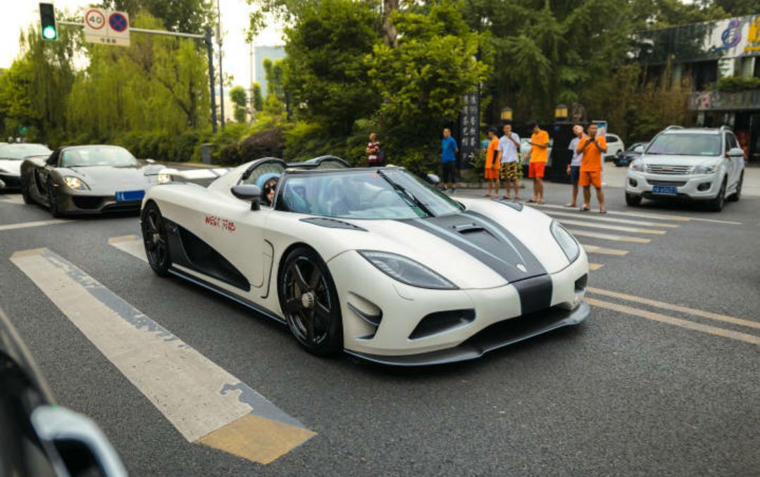 成都富二代开2600万柯尼塞格停街边,不到5分钟,妙龄女子上车!