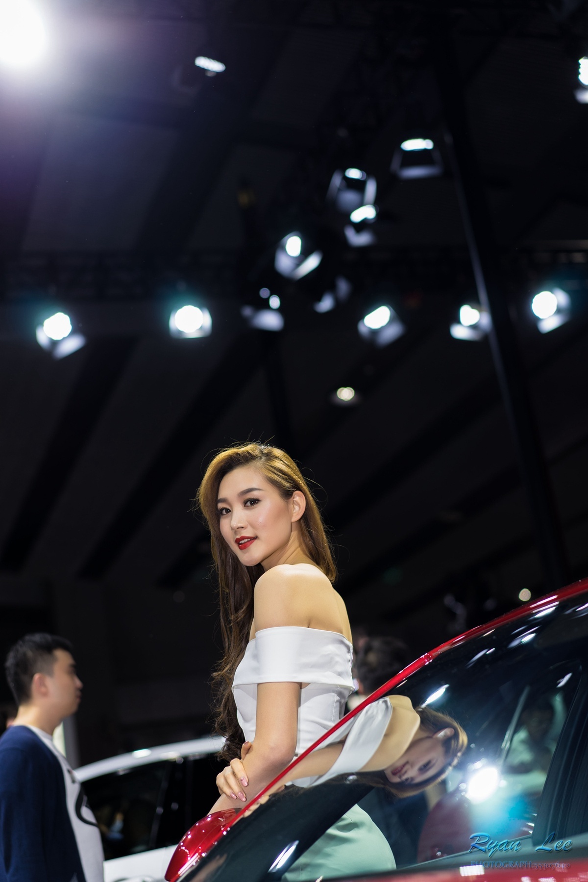 好高的美女车模 镜头有点装不下