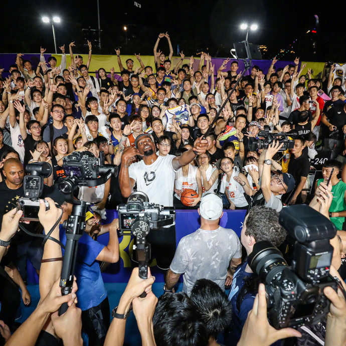 杜兰特中国行,被美女球迷簇拥,球迷背部纹身惊艳全场!