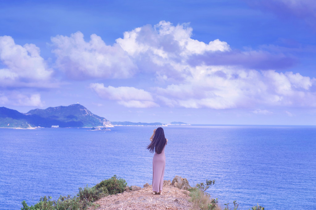 碧海蓝天美女图片