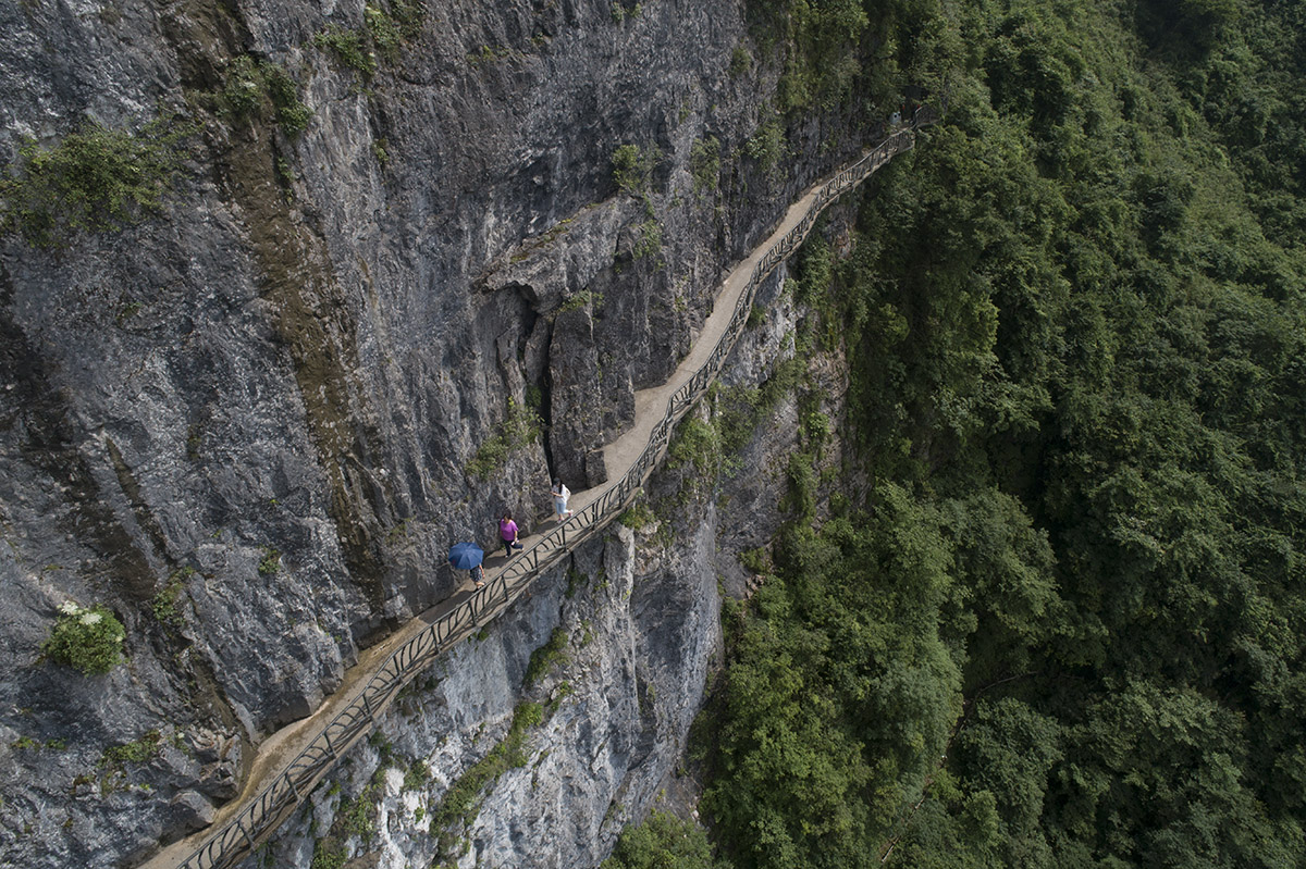 重庆金佛山有国内海拔最高的架空绝壁栈道,玩的就是刺激与心跳