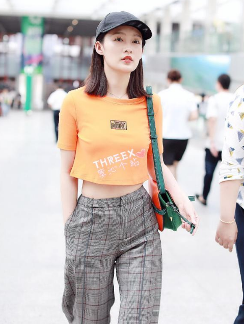 李沁穿露脐装炫小腹,却被吐槽有"游泳圈",网友:真尴尬