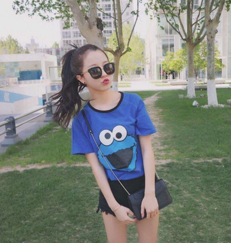 抖音莉哥出席线下活动,没有美颜滤镜后,网友:这腿丑爆了!