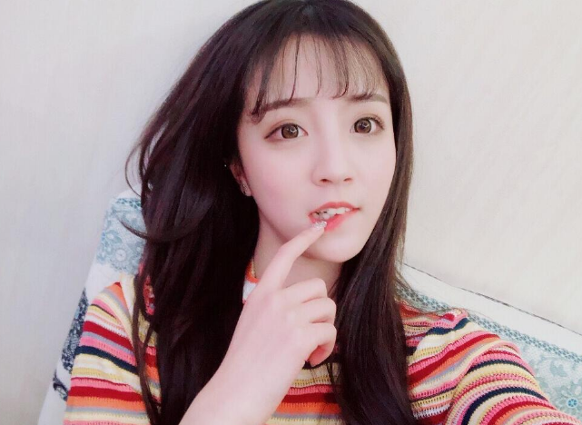 路人镜头下的网红莉哥,小朋友既视感,网友:还没我的腿好看!