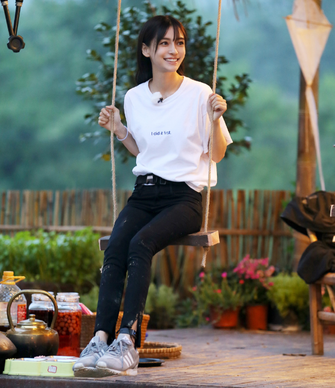 倪妮angelabab:荡秋千,洗菜,劈柴,平平淡淡就是向往的生活吧