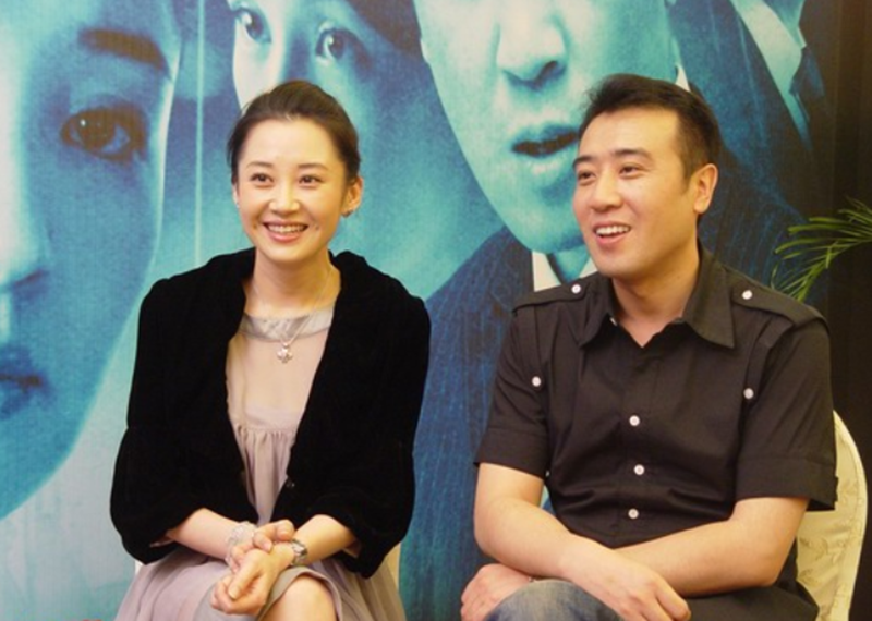 于和伟和刘涛的合影是一脸的微笑,站在一起真的是很般配呢!