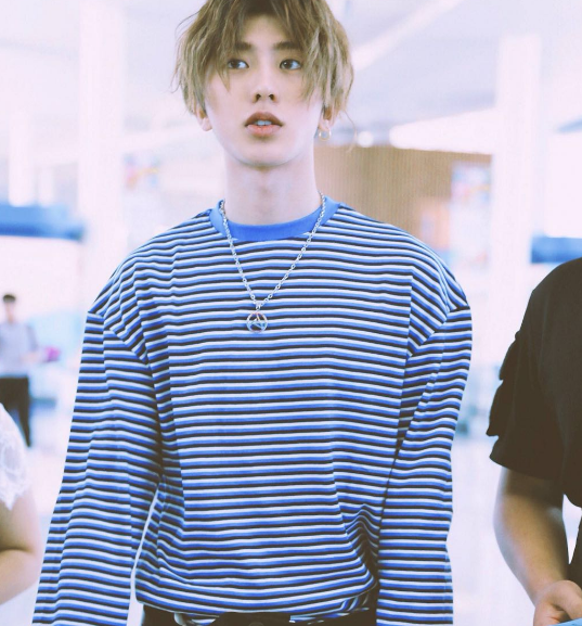 蔡徐坤现身机场,高温天气穿蓝色条纹卫衣,网友:短裤才是亮点!