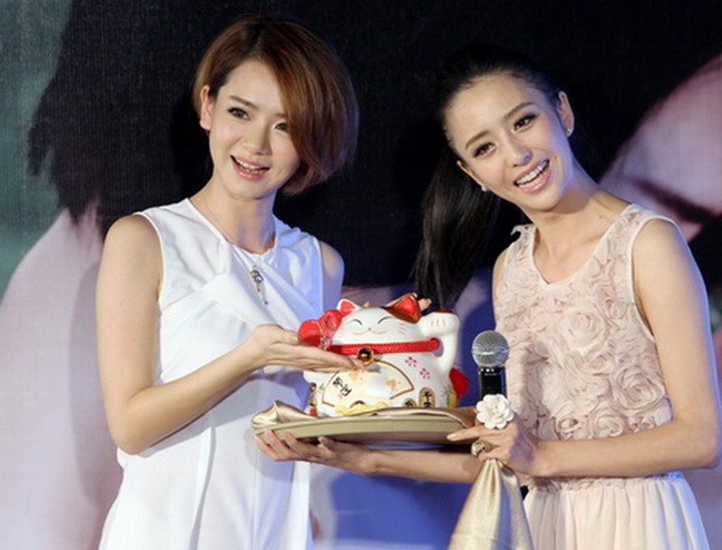 戚薇和佟丽娅合照,她们俩的关系很好,可是这次的佟丽娅却输了,戚薇