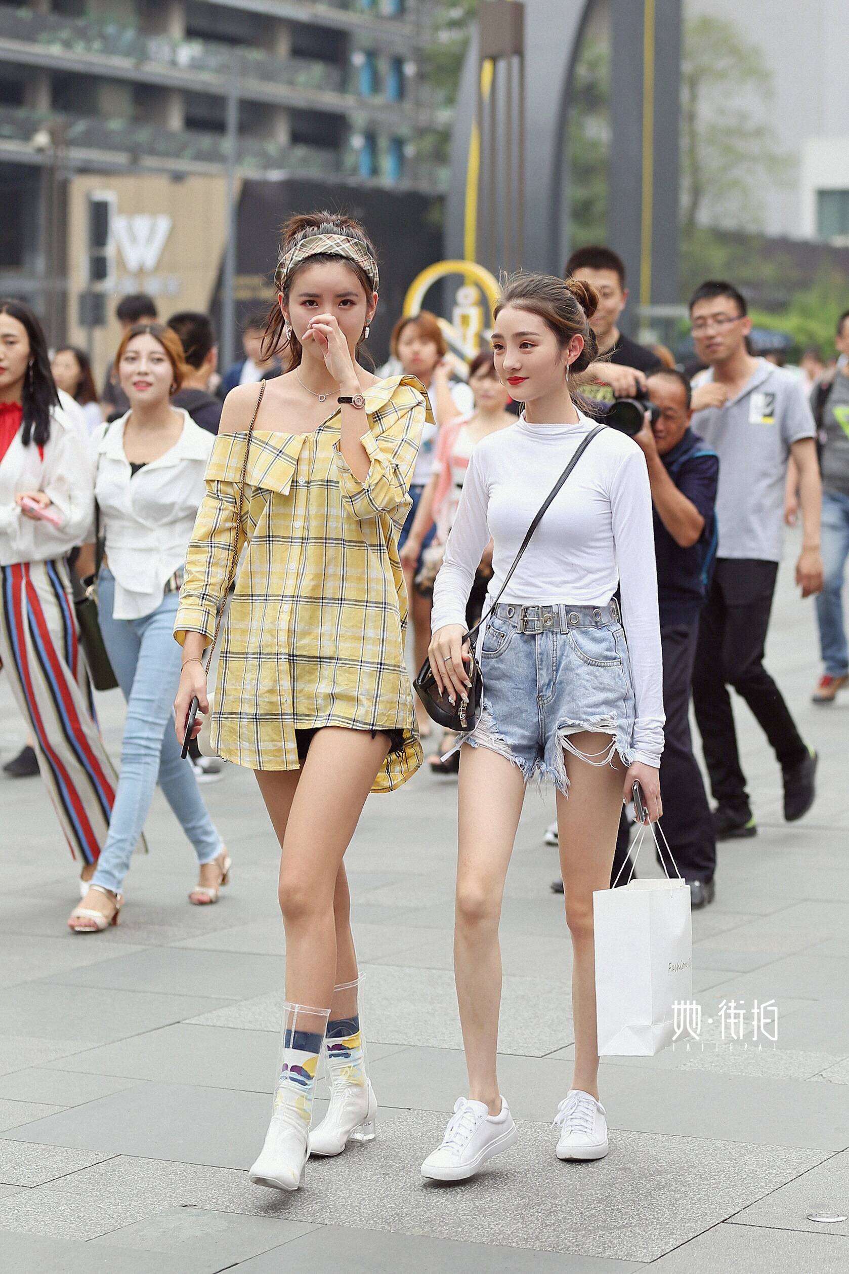 美美的闺蜜俩超级养眼呢,两个小姐姐身材高挑长相美丽,穿搭也特别时尚