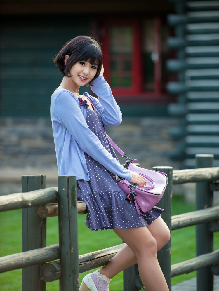 一个在那阳光下的开心笑容短发美女