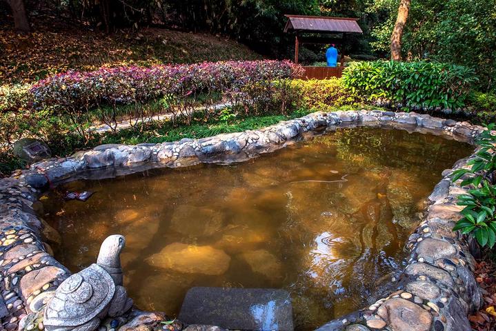 嘉鱼山湖温泉因山水而得名,藉山水而兴,各种特色汤池和优美的自然环境