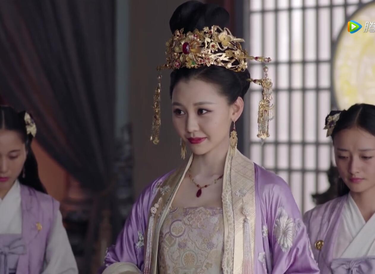 《扶摇》中最衰的贵妃唐芷蓉有6个造型,王后装比杨幂还美