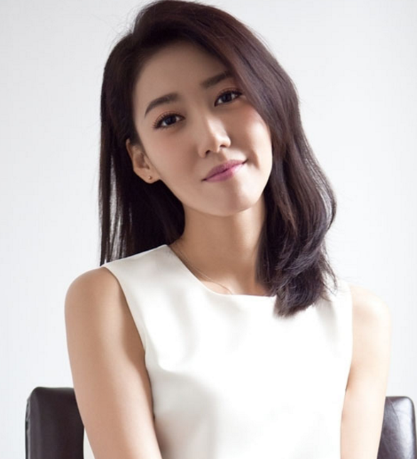 同样82年出生,高露,蔡卓妍,薛晓枫如花似玉,而她是美艳绝伦