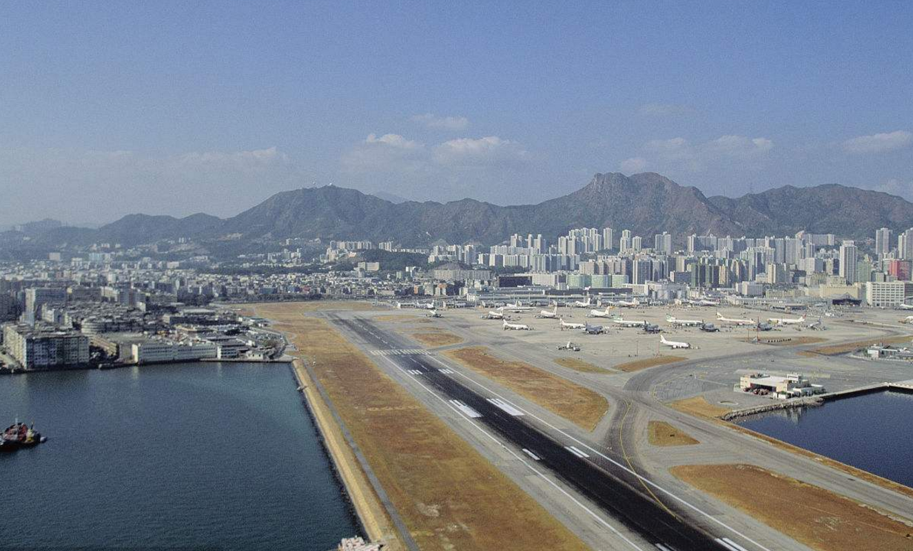 全球最繁忙的启德机场却只有一条跑道,跑道尽头就是大海
