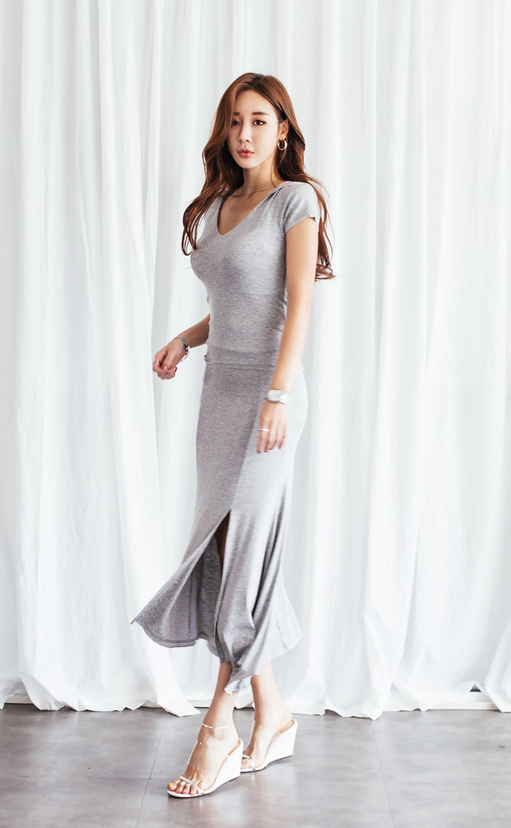 美女模特:紧身开叉裙修饰出曼妙的身材,一点也不输大明星