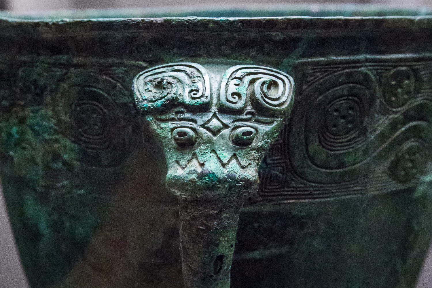  国宝寻踪>实拍商代"妇好"青铜三联甗