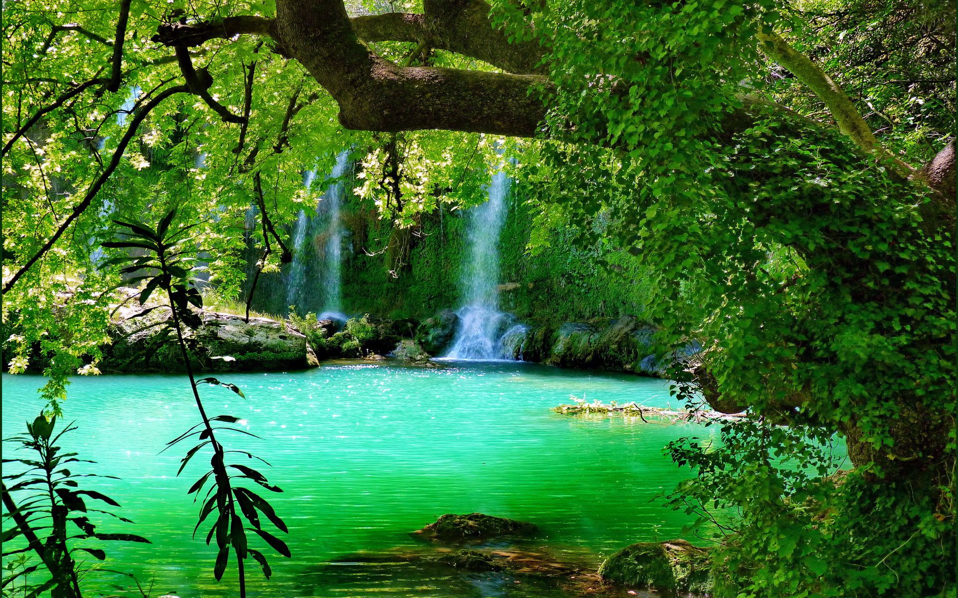 绿色瀑布人间仙境图片