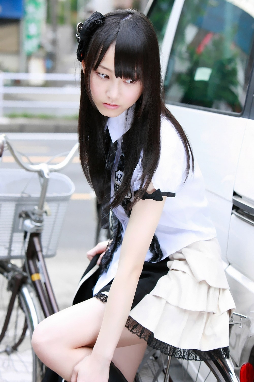 一个在街头的青涩长发美女小姑娘