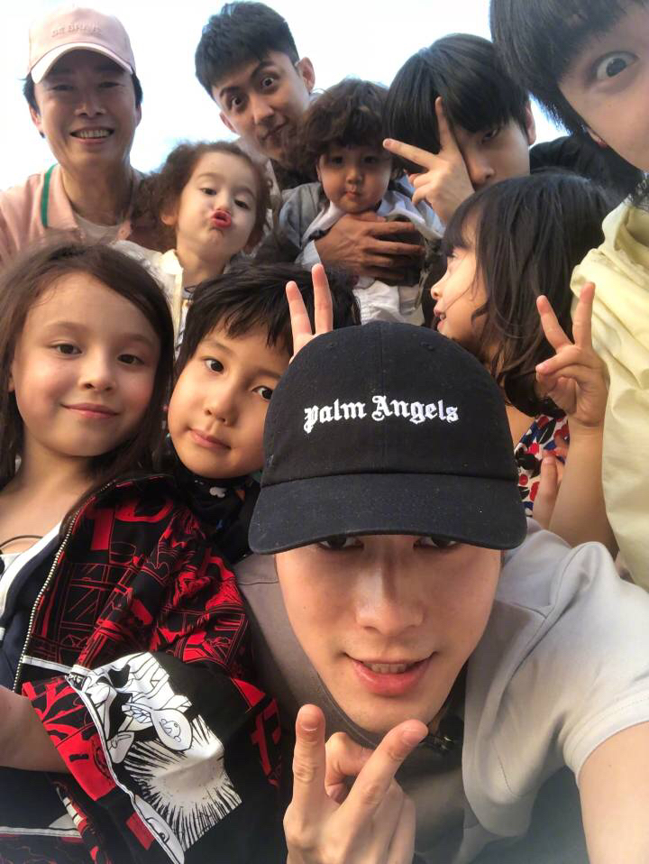 陈学冬晒《放开我北鼻》合照 幽默自侃:我就是我,不一样的鞭炮