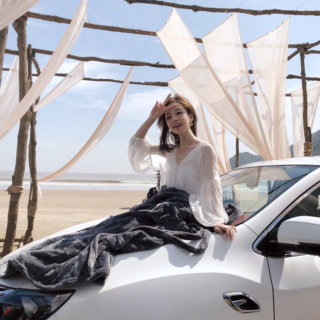 露出美背的冯提莫 转载自百家号作者:书剑了无尘