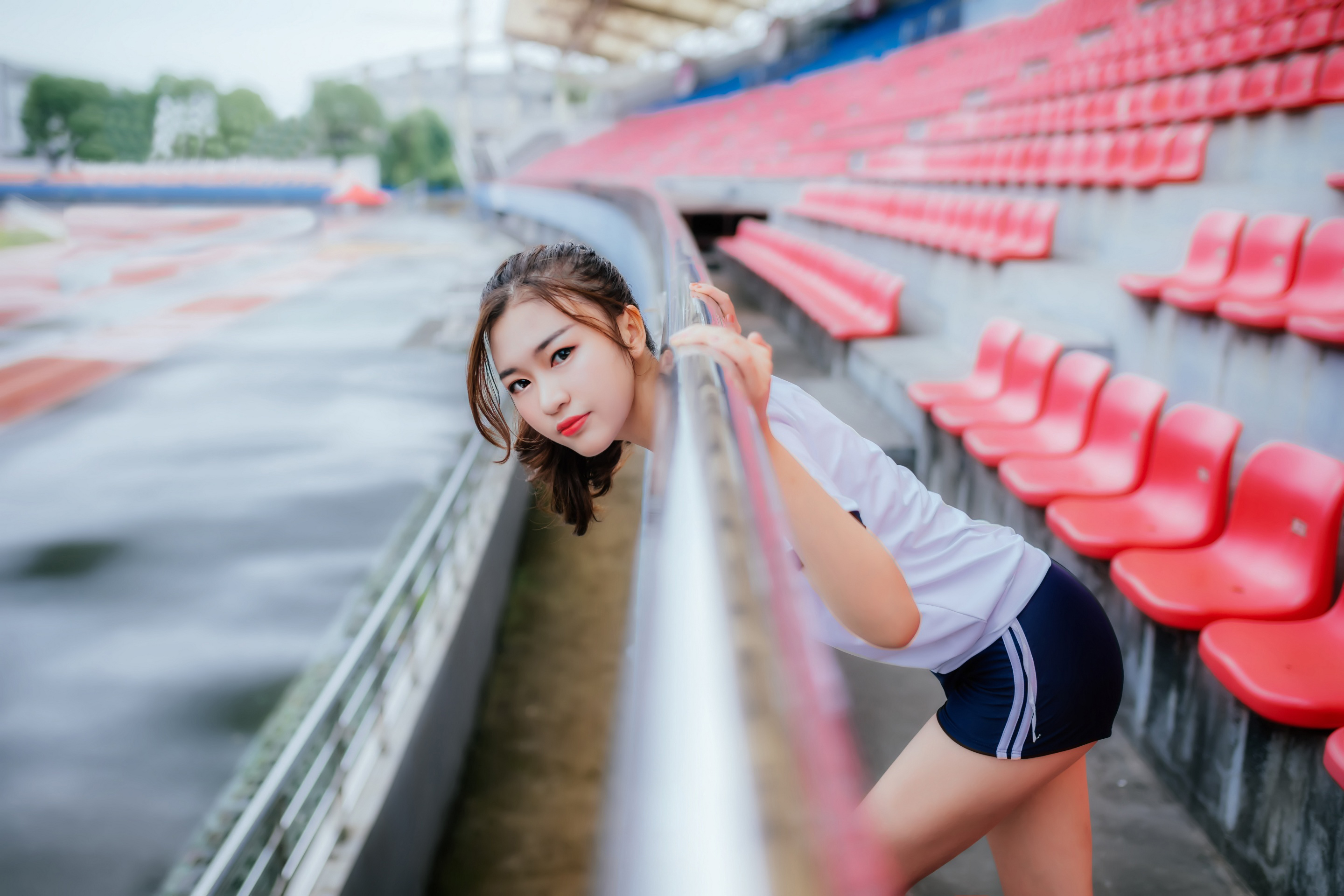 青春活力热裤小美女 一个人的运动时间