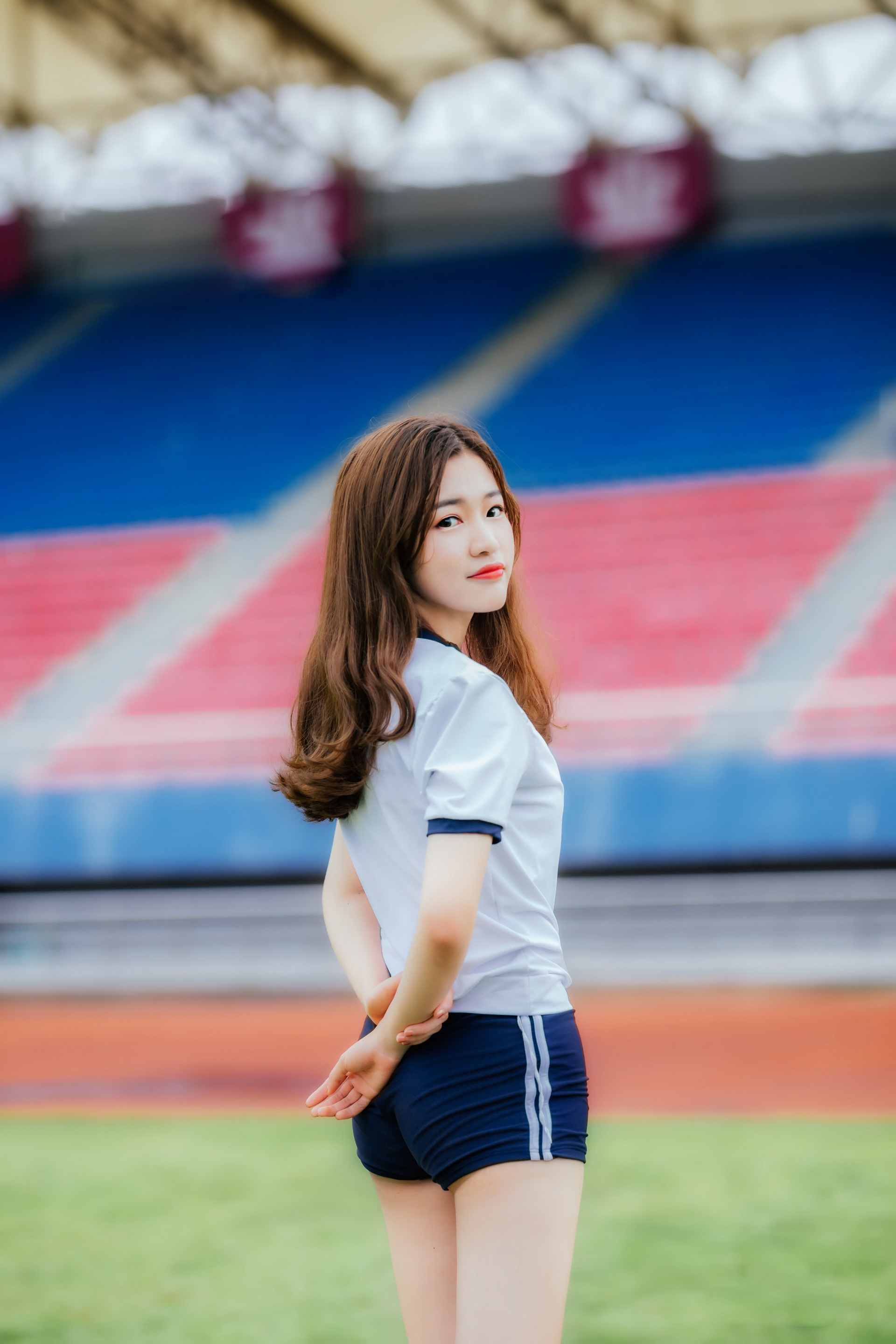 青春活力热裤小美女 一个人的运动时间