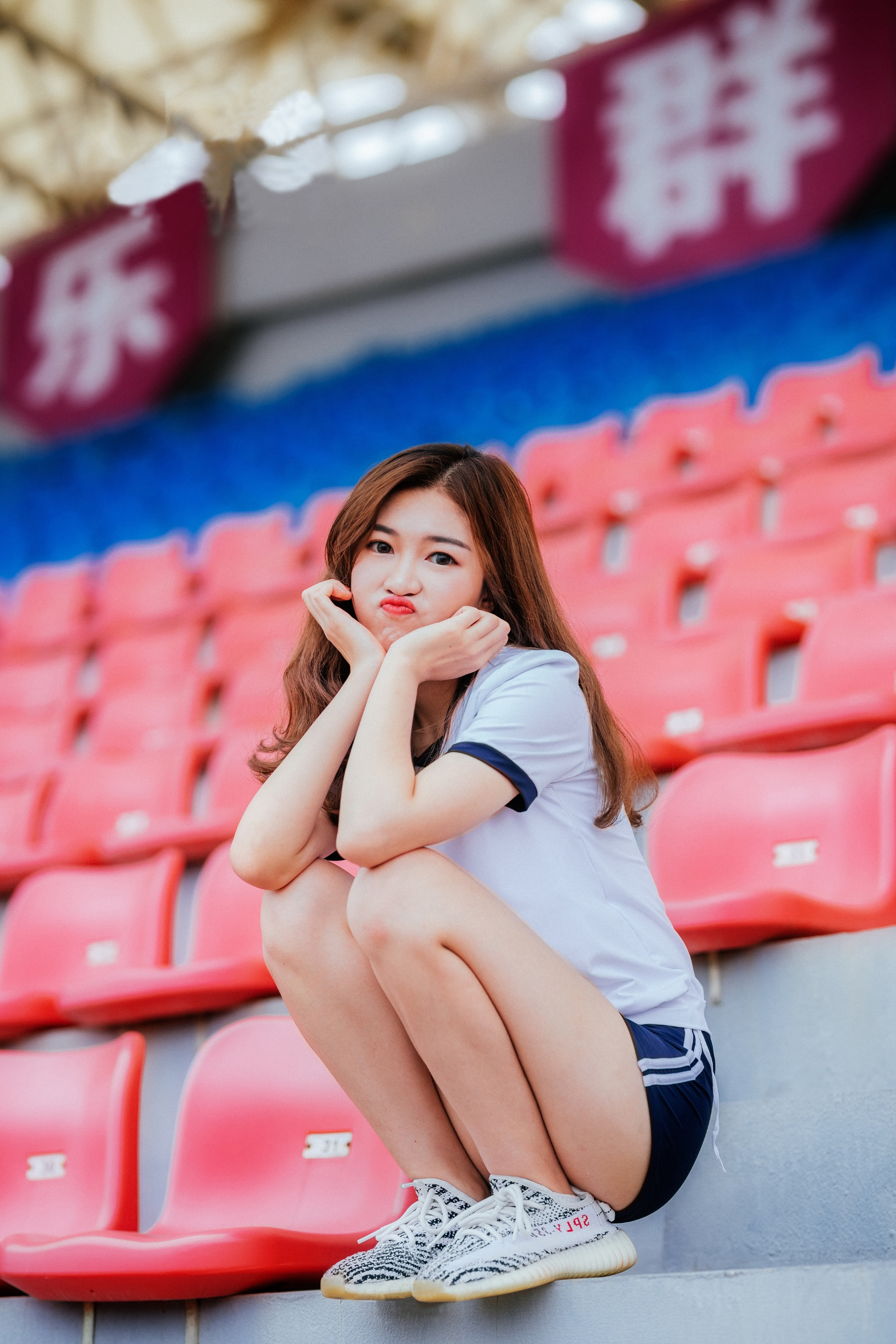 青春活力热裤小美女 一个人的运动时间