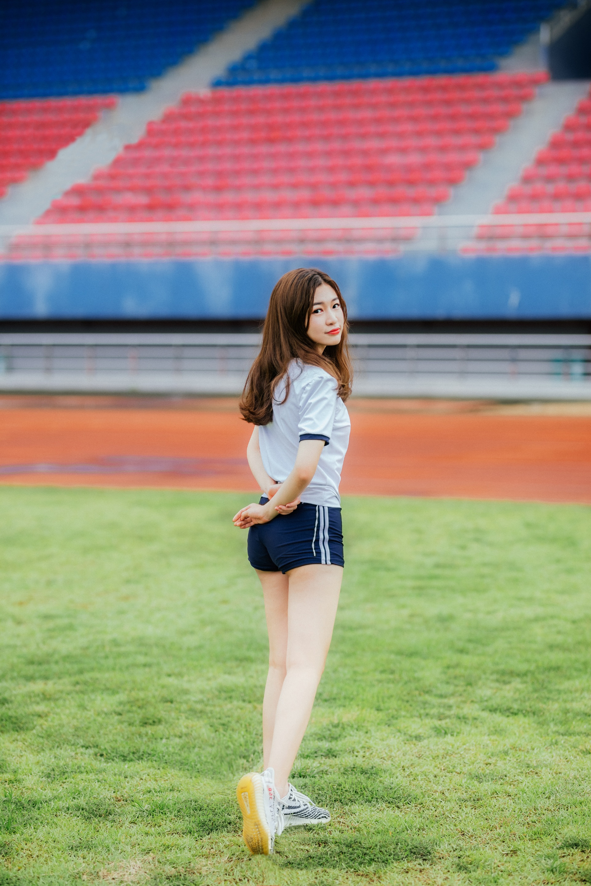 青春活力热裤小美女 一个人的运动时间