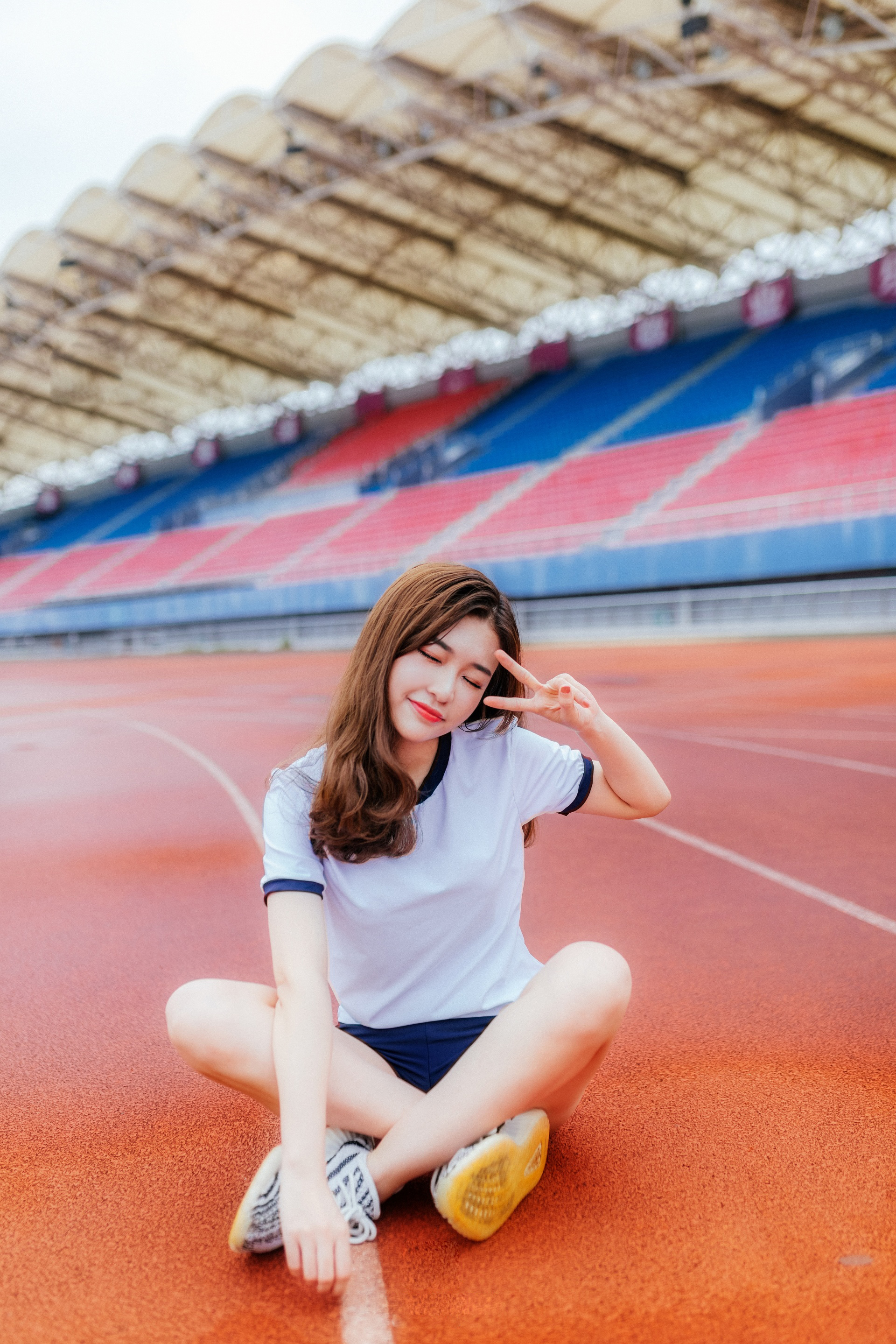 青春活力热裤小美女 一个人的运动时间