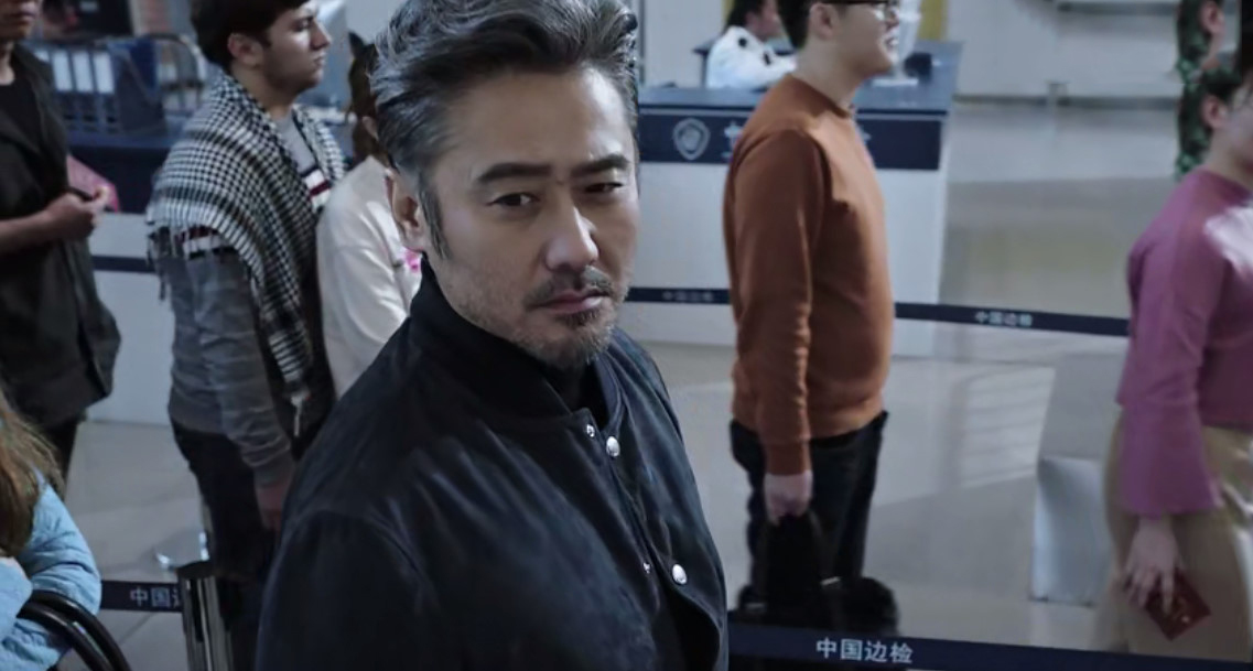 吴秀波在《猎毒人》中饰演主角吕云鹏(于和伟饰演)的哥哥吕云飞,第一