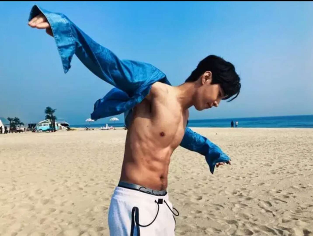 刘宪华在海边大晒身材,腹肌引人注目,看起来玩的非常开心