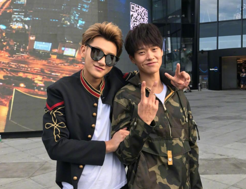 魏大勋和魏晨的合影是一脸的微笑,两位帅哥,这是在哪偶遇来的一张合影
