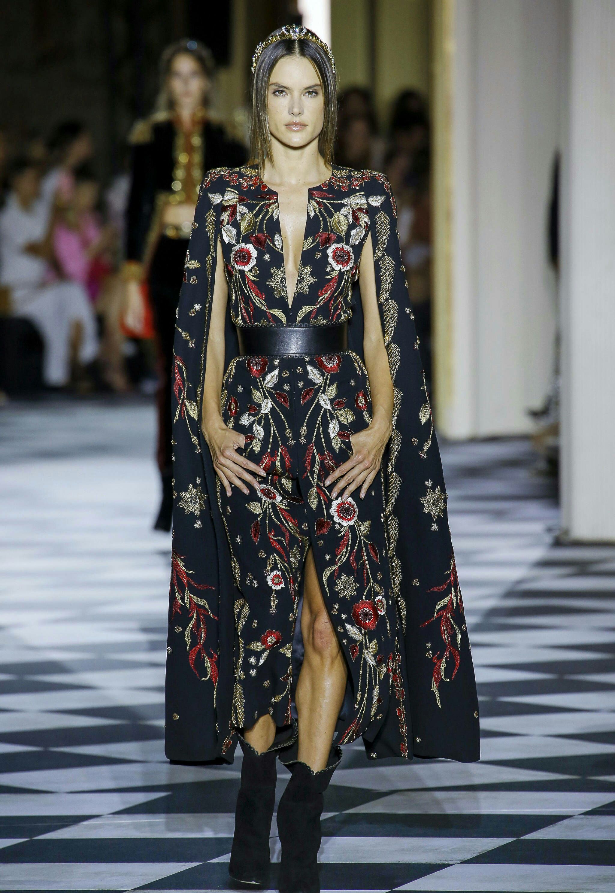 维秘天使aa登场走秀,气场和眼神足以秒杀旁人!