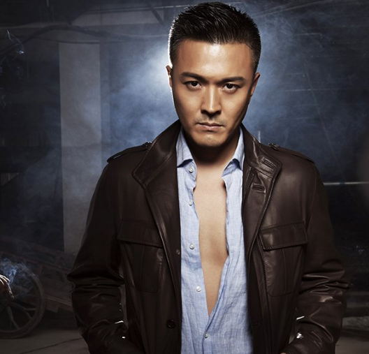 参演顾长卫导演的电影《孔雀》中扮演伞兵,凭借惊悚片