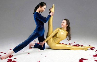美女穿紧身衣练习柔术,这动作简直厉害了!