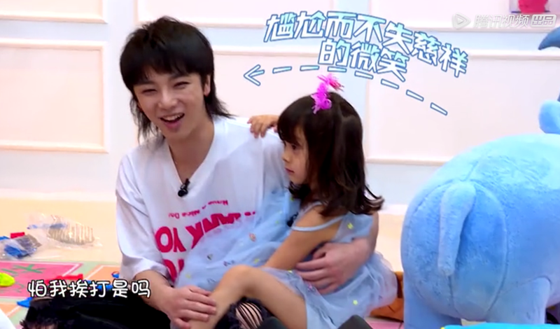 哈琳拍打华晨宇的头,豪豪看见后反应超暖心,实力护花太甜了!