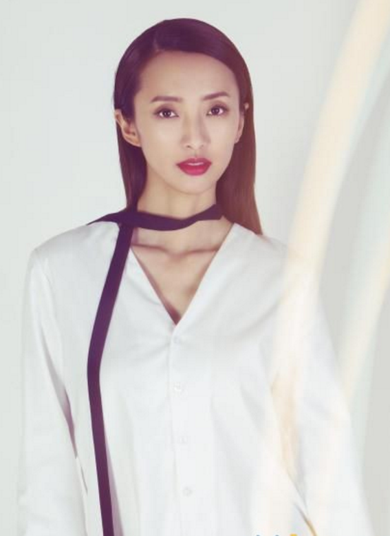 刘妍芝拥有娃娃般的外貌,柔顺的长发,光滑的肌肤和